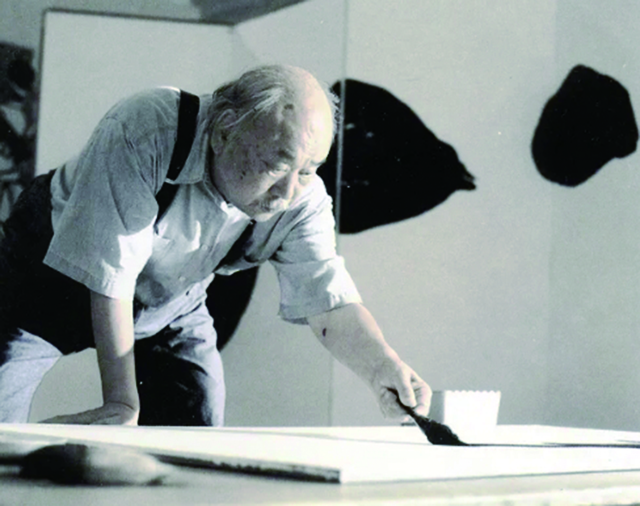 작업하는 운보.