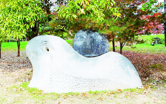 민병산 문학비.