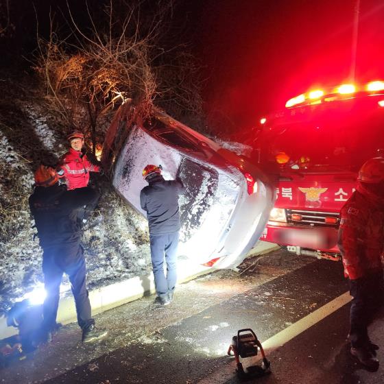 청주시 상당구 운동동의 3차 우회도로에서 승용차가 전복됐다.(사진=청주동부소방서 제공)