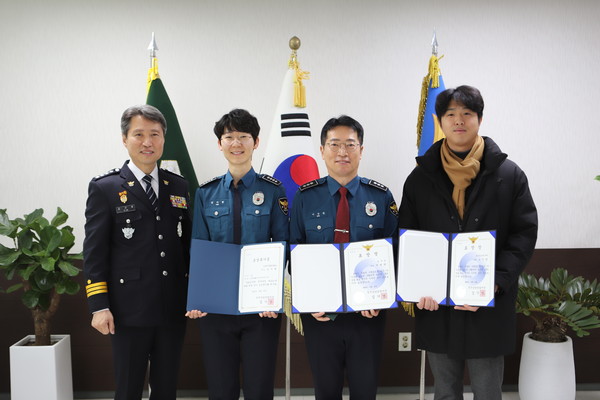 왼쪽부터 김기영 서장, 김지현 경사, 서선원 경정, 오기영 경위.(사진=청주상당경찰서 제공)