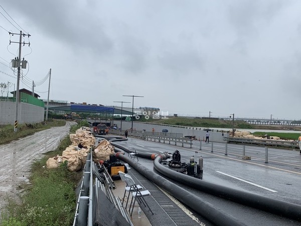 ​​청주시 오송읍 궁평2지하차도가 침수돼 소방대원들이 시민들을 구조하고 있다.(사진=박은수 기자)​