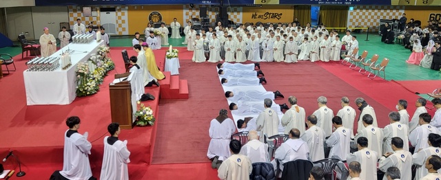 9일 청주실내체육관에서 거행된 '2024 사제.부제 서품식'에서 사제.부제품을 받은 이광하 레오, 김영선 티모테오, 장인석 베네딕토, 강신남 미카엘, 김종찬 라우렌시오, 박종혁 베드로 등 6명이 경건하게 엎드려 기도하고 있다.