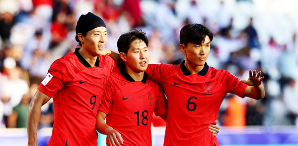  15일(현지시간) 카타르 도하 자심 빈 하마드 스타디움에서 열린 2023 아시아축구연맹(AFC) 아시안컵 조별리그 E조 한국과 바레인의 경기. 이강인이 추가골을 넣은 뒤 조규성, 황인범의 축하를 받고 있다.