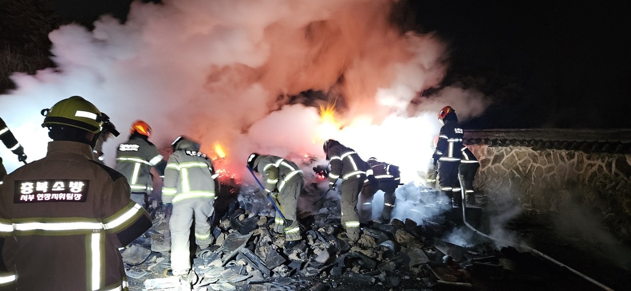 소방대원들이 단군성전에 난 불을 진화하고 있다.(사진=청주서부소방서 제공)