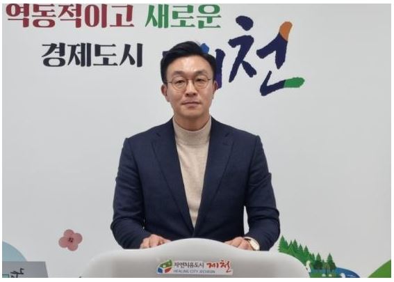 29일 오후 국민의힘 최지우 예비후보가 제천시청 브리핑룸에서 엄태영 의원의 공직선거법위반에 대한 기자회견을 하고 있다.