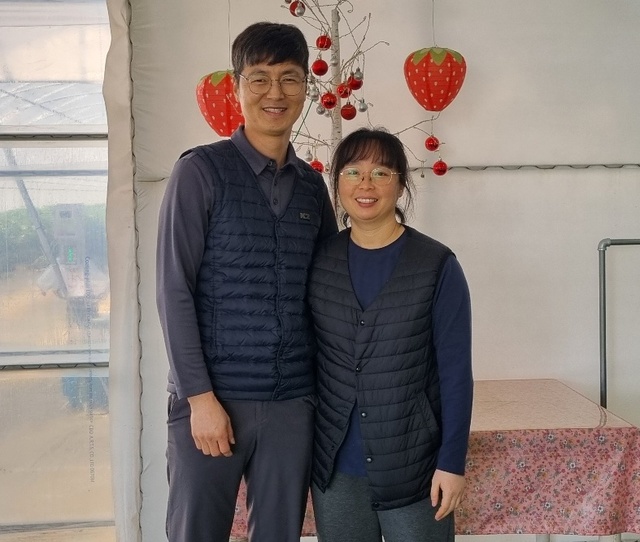 제천 초록길 딸기농장을 운영하는 유명한·이서은씨 부부.