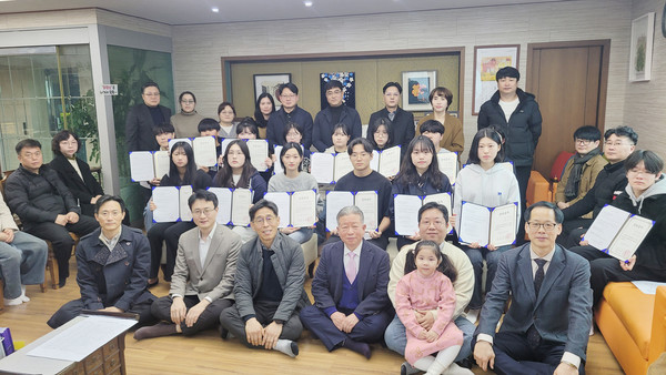 지난 3일  증평 평화한약방에서 열린 도곡장학회 장학금 전달식에서 연만희 원장(오른쪽 세 번째), 연규일 이사장(오른쪽 두 번째) 등 장학회 관계자들과 2024 도곡장학생으로 선발된 도내 중·고등생들이 장학증서를 받은 뒤 기념사진을 찍고 있다