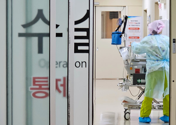 간호사가 의료 현장에서 더 많은 진료행위를 할 수 있게 된 8일 서울 시내 한 대학병원 수술실에서 의료진이 장비를 옮기고 있다./연합뉴스