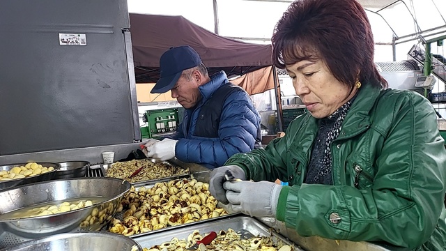 김선권씨 부부가 알밤까기 작업을 하고있다.