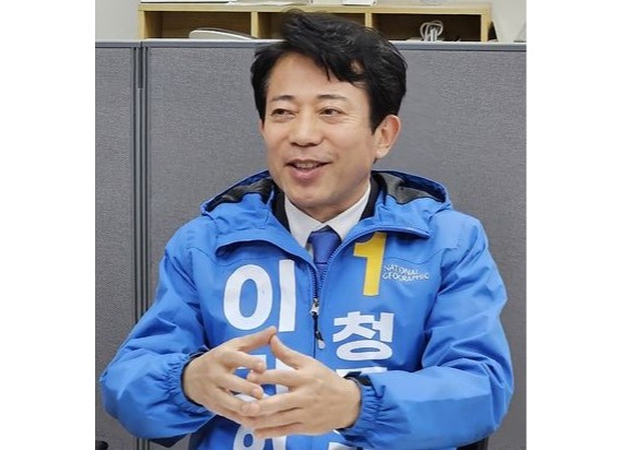 25일 22대 총선 더불어민주당 이강일 청주상당 후보가 자신에게 제기된 캡 투기 의혹에 대해 반박 기자회견을 열고있다.