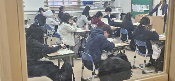 청주지역 한 고등학교 3학년 학생들이 28일 전국연합학력평가 시험을 치르고 있다.
