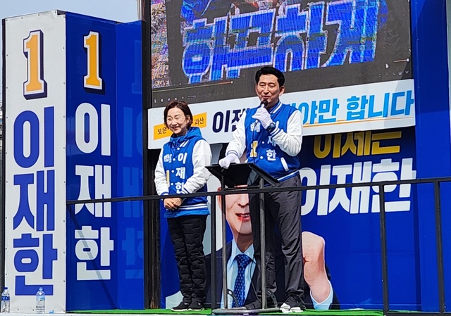 더불어 민주당 이재한 후보가 옥천장날인 30일 부인 이주연 씨와 함께 유세차량에 올라 새인물 선택을 호소하고 있다.