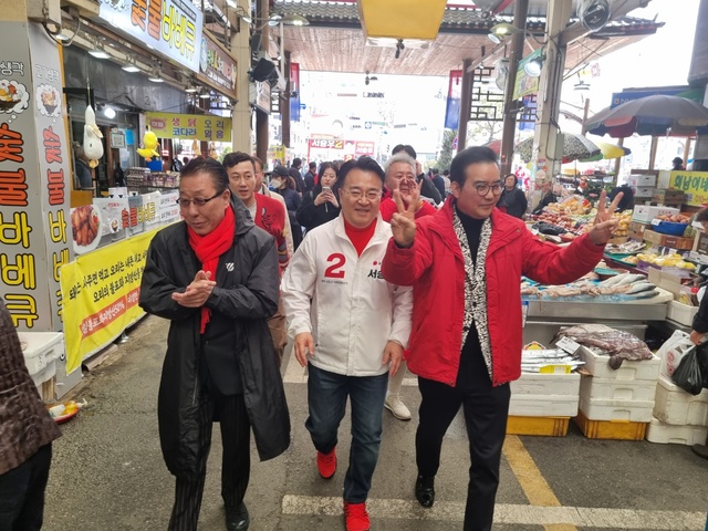서승우 국민의힘 청주상당 후보가 30일 가수 박일남씨, 탤런트 최준용씨와 함께 육거리종합시장을 찾아 지지를 호소하고 있다. 이민기 기자