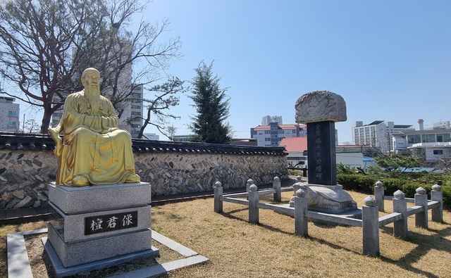 솟을삼문 오른쪽으로  오른편에 있는 단군상.