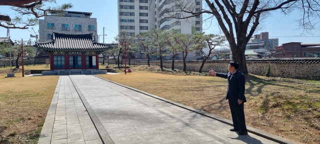 단군전봉찬회 18대 연태희 회장이 단군전을 가리키고 있다.