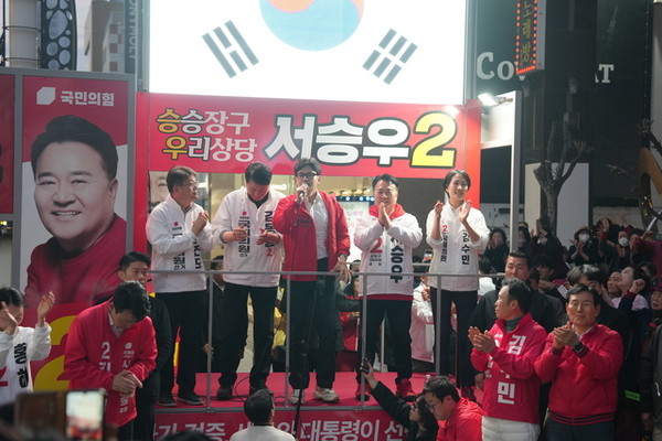 민의힘 한동훈 총괄선거대책위원장이 2일 충북 청주 상당구 성안길 롯데시네마 앞에서 유권자들을 향해 국민의힘 청주권 국회의원 후보들을 지지해 달라고 호소하고 있다. 유명종 기자