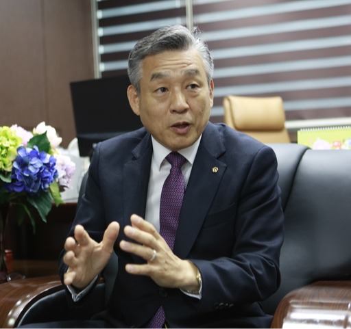 지난 2일 충북 최초로 신협 지역협의회장 전국대표로 선출된 송재용 남청주신협 이사장이 7일 남청주신협 용암본점에서 진행된 동양일보와의 인터뷰에서 지역협의회장으로의 포부를 밝히고 있다.(사진=손상훈 기자)