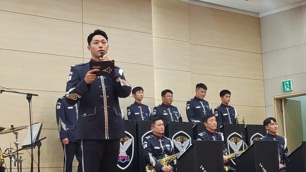 9일 이도현 배우가 청주대 학군단 창설 기념 행사에서 사회를 보고 있다. 