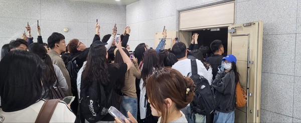 9일 청주대 학생들이 이도현 배우를 보기 위해 청암홀 앞을 메우고 있다.  