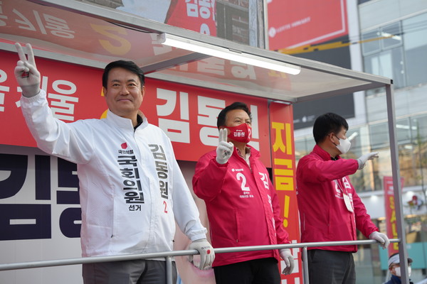 총선을 하루 앞둔 9일 김동원 국민의힘 청주흥덕 후보가 청주시 흥덕구 가경동 시외버스터미널 사거리 앞에서 지지를 호소하고 있다. 유명종 기자