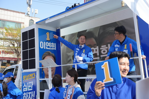 총선을 하루 앞둔 9일 오후 이연희 더불어민주당 청주흥덕 후보가 청주시 흥덕구 복대동 복대가경시장 사거리 앞에서 중앙당의 유세단과 함께 지지를 호소하고 있다. 유명종 기자