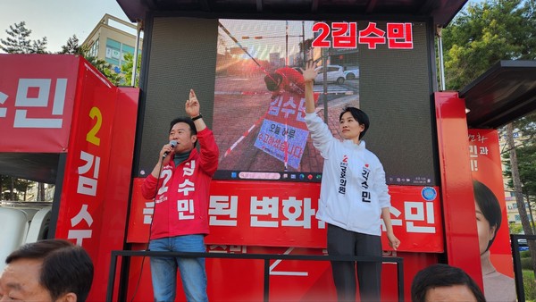 김수민 국민의힘 청주청원 후보가 9일 오창 프라자 사거리에서 황영호 국민의힘 충북선대위 총괄본부장과 함께 지지를 호소하고 있다.(사진=박은수 기자)