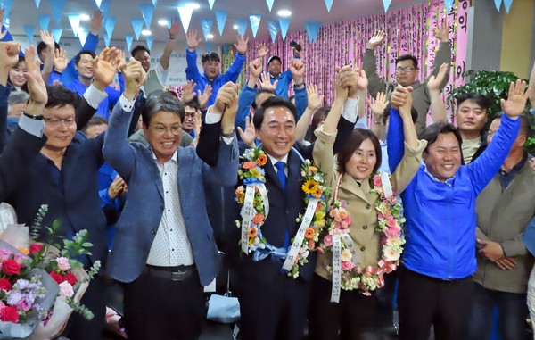 박수현 당선인이 아내 김영미씨 및 지지자들과 함께 승리의 환호성을 외치고 있다.