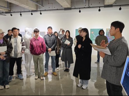 박인환 큐레이터(오른쪽)가  전시 안내를 하고 있다.