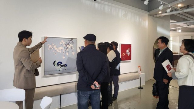 박인환 큐레이터(왼쪽)가  전시 안내를 하고 있다.