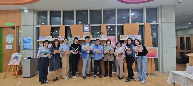 김기원 관장이((왼쪽 다섯 번째) 청주청원도서관 직원들과 기념촬영을 하고 있다.