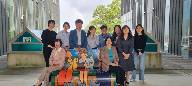 김기원 관장(뒷줄 왼쪽 세 번째)이 청주청원도서관 직원들과 기념촬영을 하고 있다.