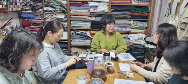 아뜰리에 유담공방 민성예 대표(중앙)가 수강생들과 수업을 하고 있다.