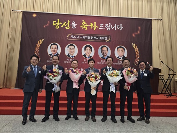 (왼쪽부터)윤양택 충북대 총동문회장, 엄태영·이광희·이강일·송재봉·신장식 당선인, 고창섭 충북대 총장이 기념촬영을 하고 있다.