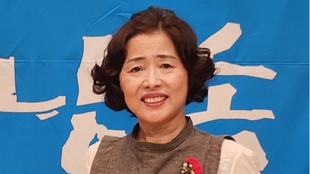 26일 진천 포석조명희문학관에서 열린 22회 전국시낭송경연대회 대상을 차지한 강경애씨가 시상식 후 기념촬영을 하고 있다.