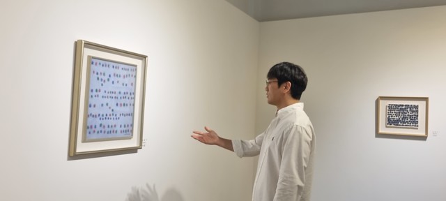 청남대 관계자가 김환기 작품을 소개하고 있다.