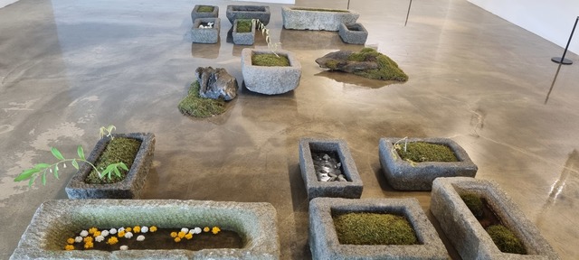 전시된 작품 ‘정원 Ⅱ’ 앞에  구현해 놓은 정원의 모습