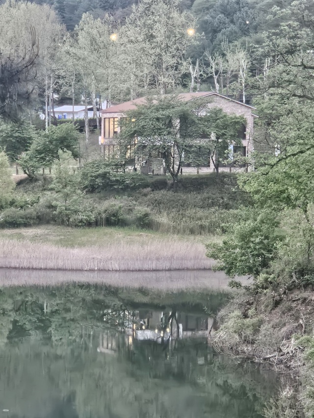 대청호에 비친 호수영미술관 풍경