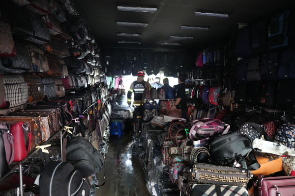 9일 저녁 소방당국이 육거리시장 화재 진화를 마치고 현장 감식을 하고 있다.