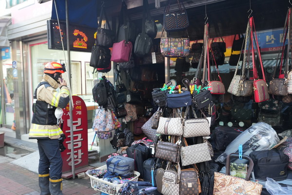 9일 저녁 소방당국이 육거리시장 화재 진화를 마치고 현장 점검을 하고 있다.