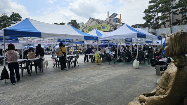청소년축제를 바라보는 소녀상.