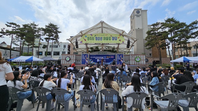 지난 11일 청소년광장에서 열린 청소년 축제에 500여명의 시민과 청소년이 함께 했다. 사진 박현진기자