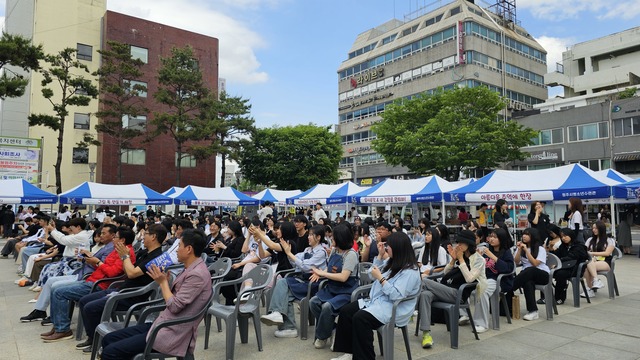 청소년광장 객석을 가득 메운 청소년과 시민들.