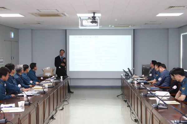 20일 청주상당경찰서 소회의실에서 관리자를 대상으로 성폭력‧성희롱 예방 교육을 하고 있다.[사진=청주상당경찰서]