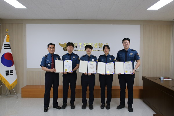 청주청원경찰서가 20일 업무 유공자를 포상하고 기념촬영을 하고 있다(왼쪽부터 김성식 서장, 송민근 경위, 정우진 경위, 맹주연 순경, 이규민 순경)