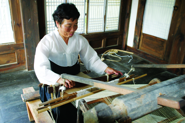 국가무형문화재 제14호 방연옥 선생이 한산모시짜기를 하고 있다.