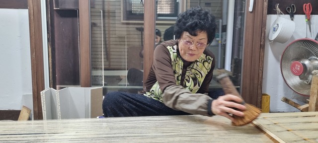 도지정문화재 길쌈놀이 전수자 홍경자 선생이 모시매기 작업을 하고 있다.