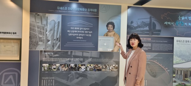 노은주 모시소곡주팀장이 한산모시관에 대해 소개하고 있다.