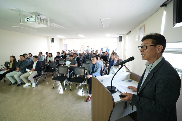 23일 충북지역 공공조달 파트너십 데이에 참가한 기업 관계자가 기업 제품 PR을 하고 있다. (사진=손상훈)