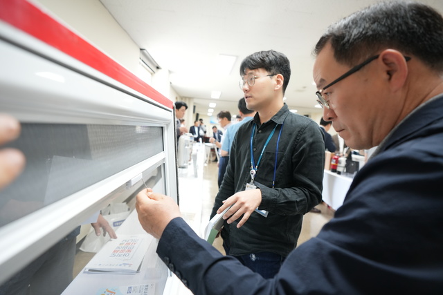 23일 충북지역 공공조달 파트너십 데이에 참가한 기업의 제품을 보고 있다. (사진=손상훈)