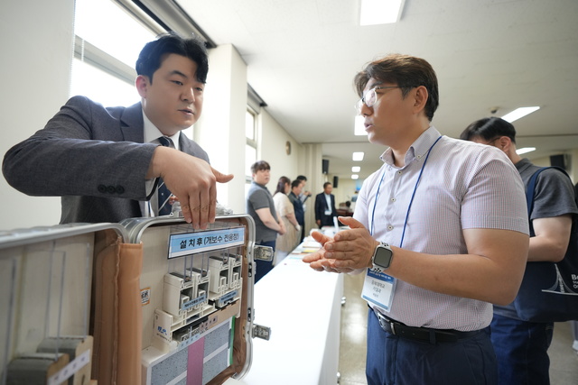 23일 충북지역 공공조달 파트너십 데이에 참가한 기업의 관계자가 제품을 설명하고 있다. (사진=손상훈)